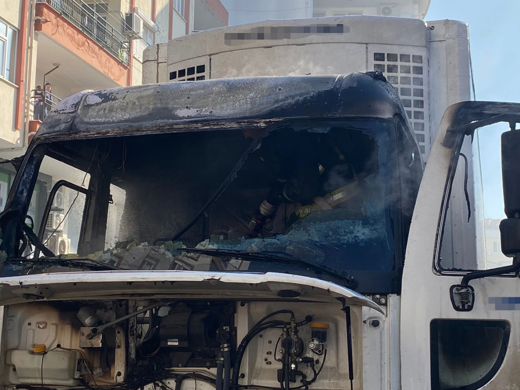 Park halindeyken alev alan kamyon kullanılamaz hale geldi