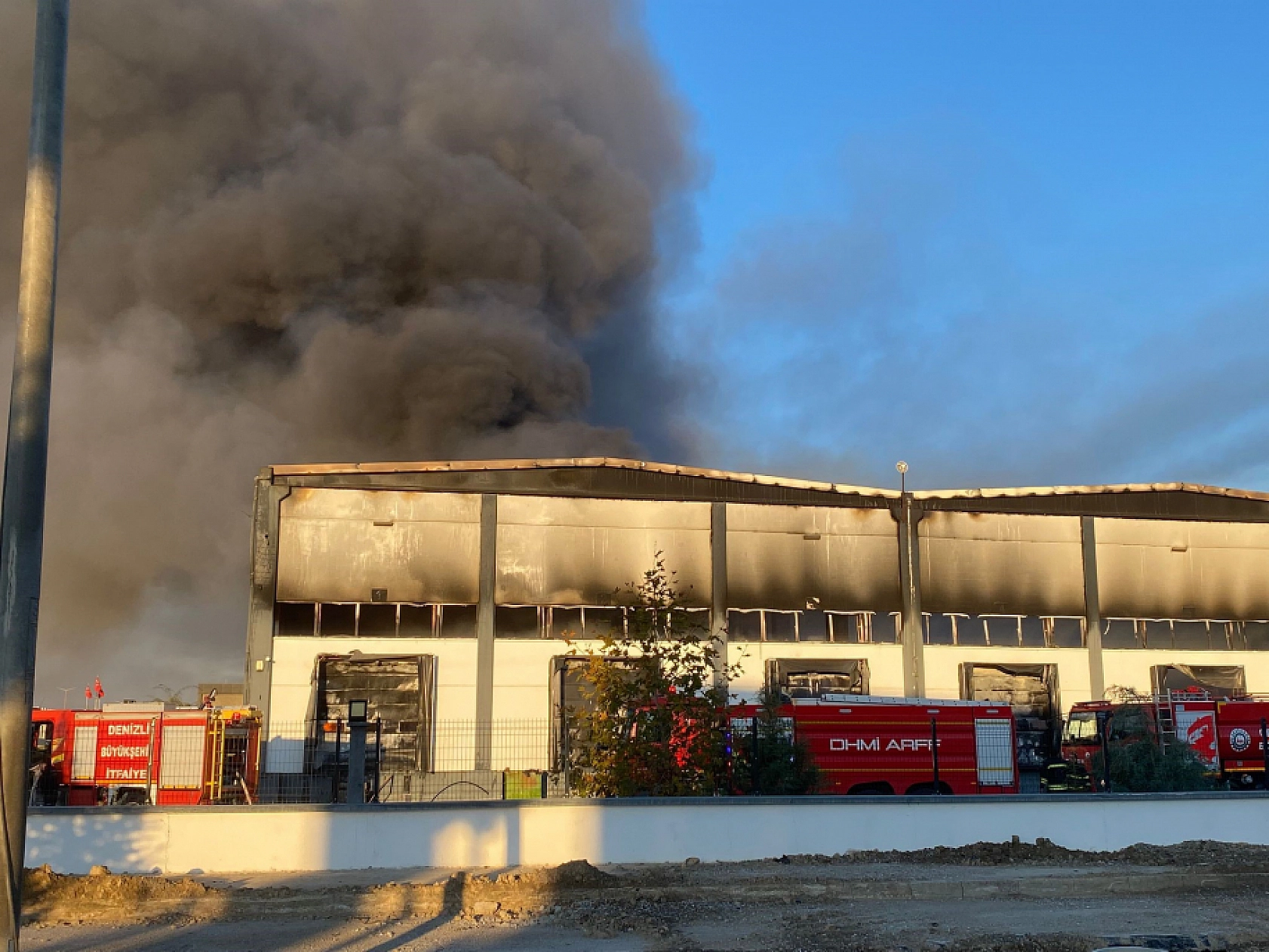 Denizli'de filtre fabrikasını alevler sardı