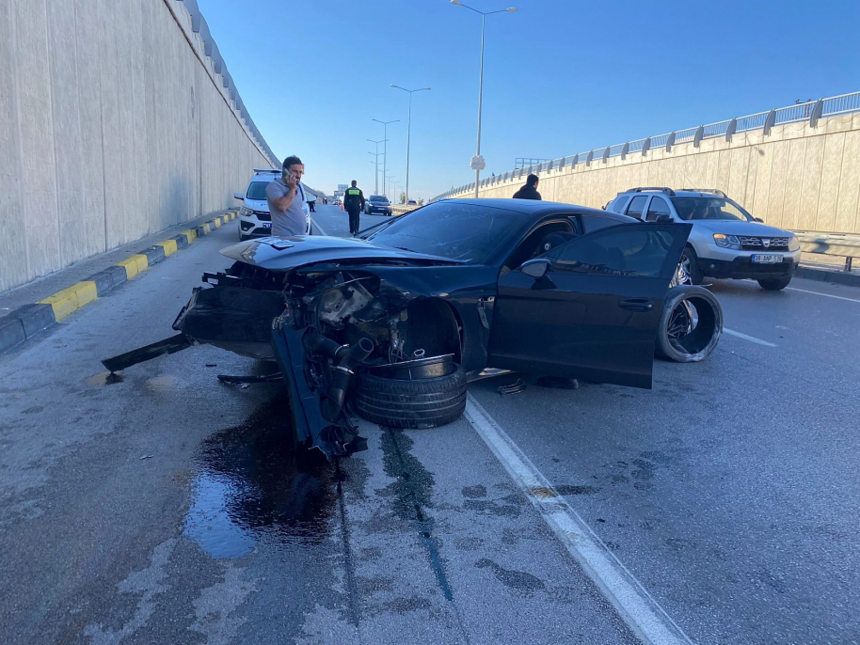 Porsche otomobil önce bir araca sonra alt geçit duvarına çarptı: 1 yaralı