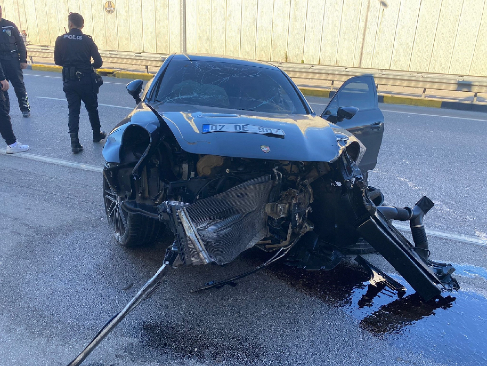 Porsche otomobil önce bir araca sonra alt geçit duvarına çarptı: 1 yaralı