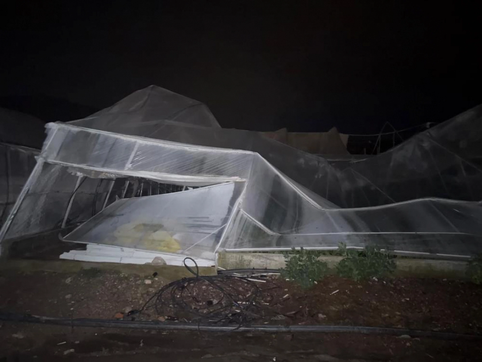 Antalya'da hortum seralara zarar verdi