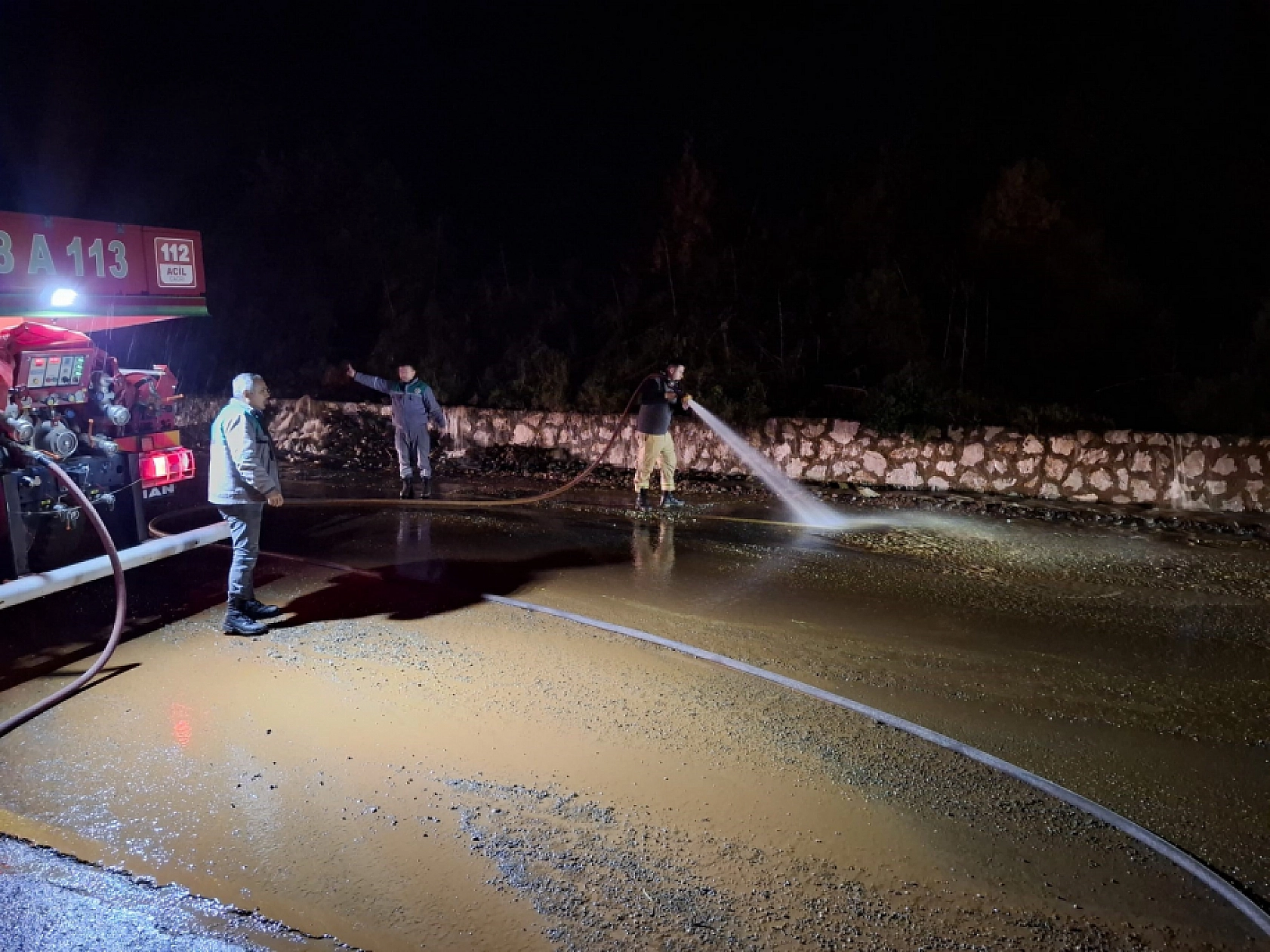 Marmaris'i sağanak yağış vurdu, araçlar suda mahsur kaldı