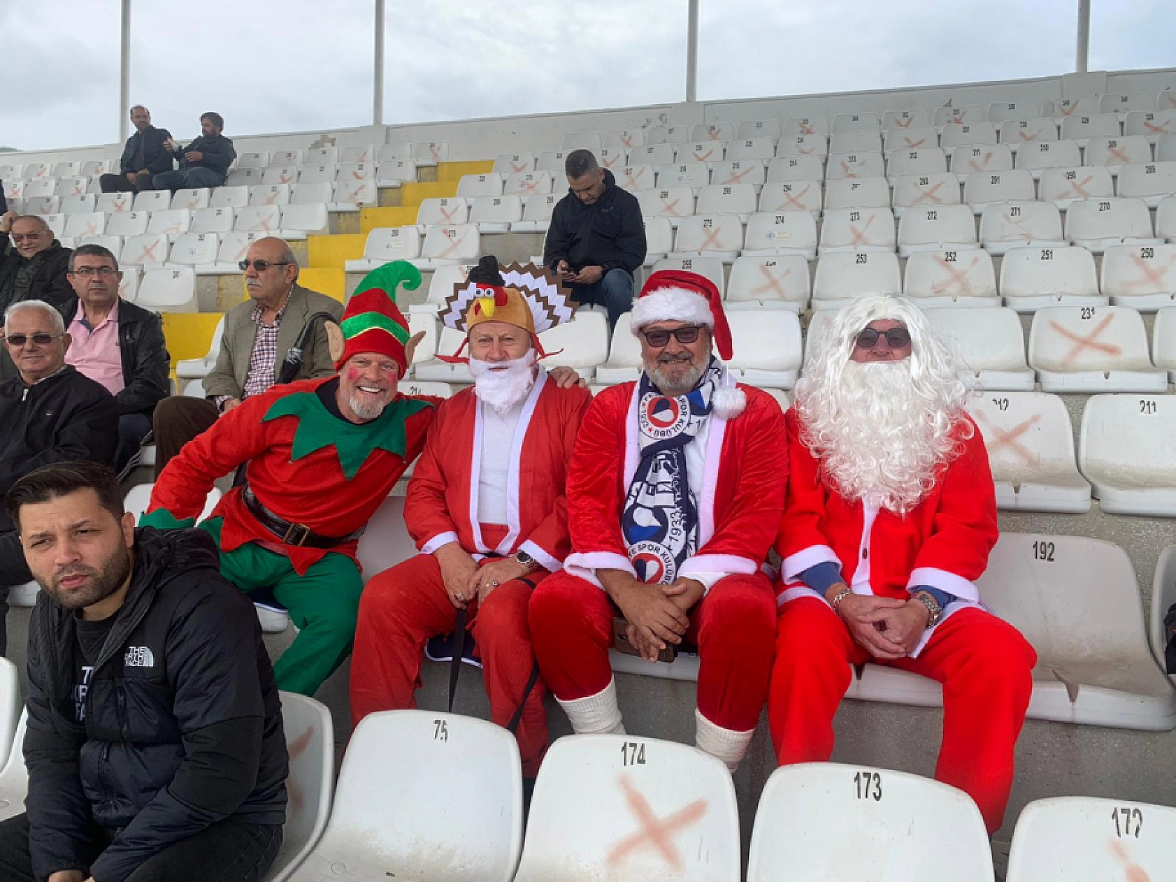 Fethiyespor maçını Noel Baba kostümüyle izlediler İlgi odağı oldular…