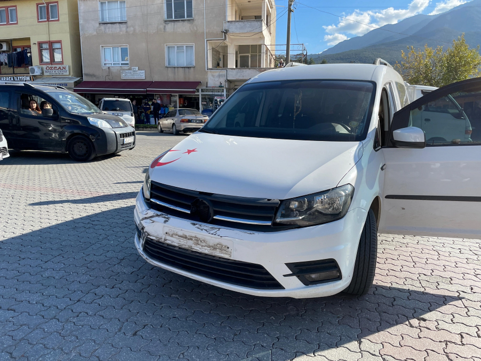 Fethiye'de ticari araç motosiklete, motosiklet sürücüsü yayaya çarptı: 1 yaralı