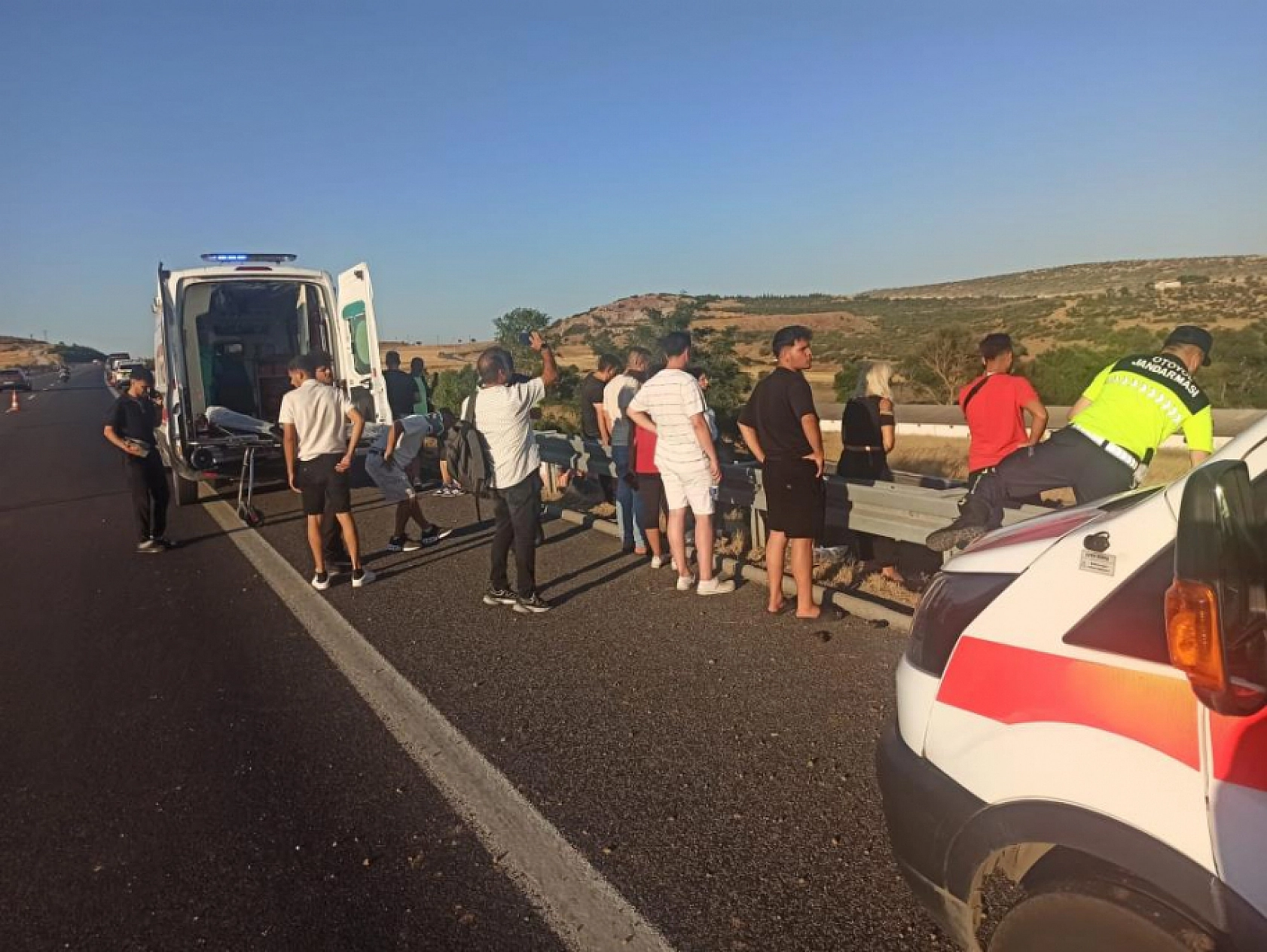 İzmir'den İstanbul'a giden yolcu otobüsü devrildi: 1'i ağır 27 yaralı