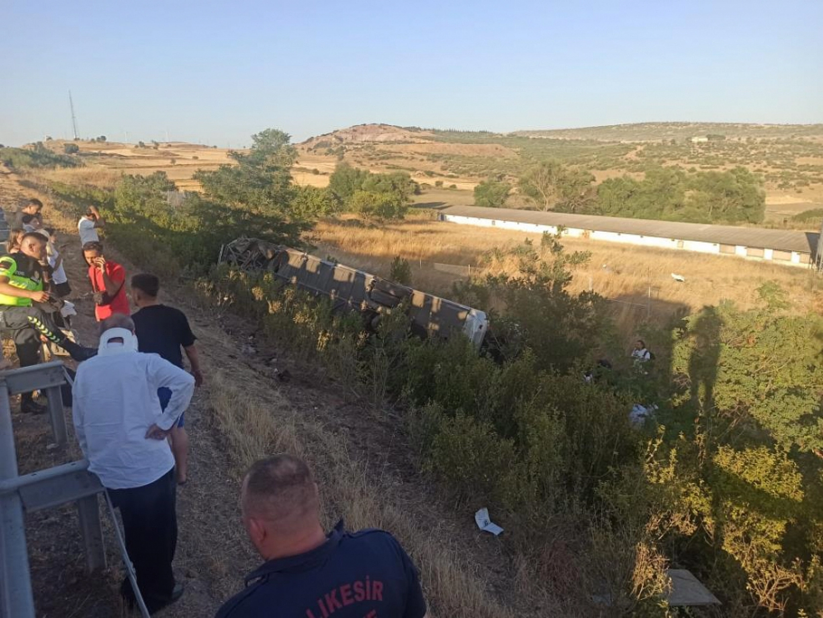 İzmir'den İstanbul'a giden yolcu otobüsü devrildi: 1'i ağır 27 yaralı