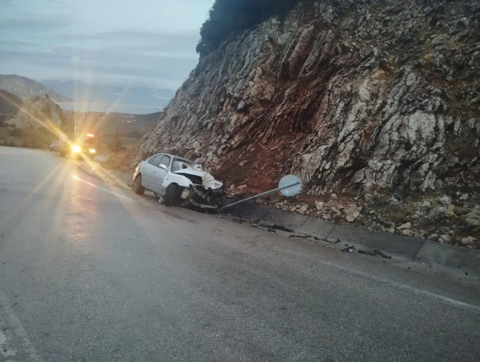 Tır ve otomobil kafa kafaya çarpıştı: 3 yaralı