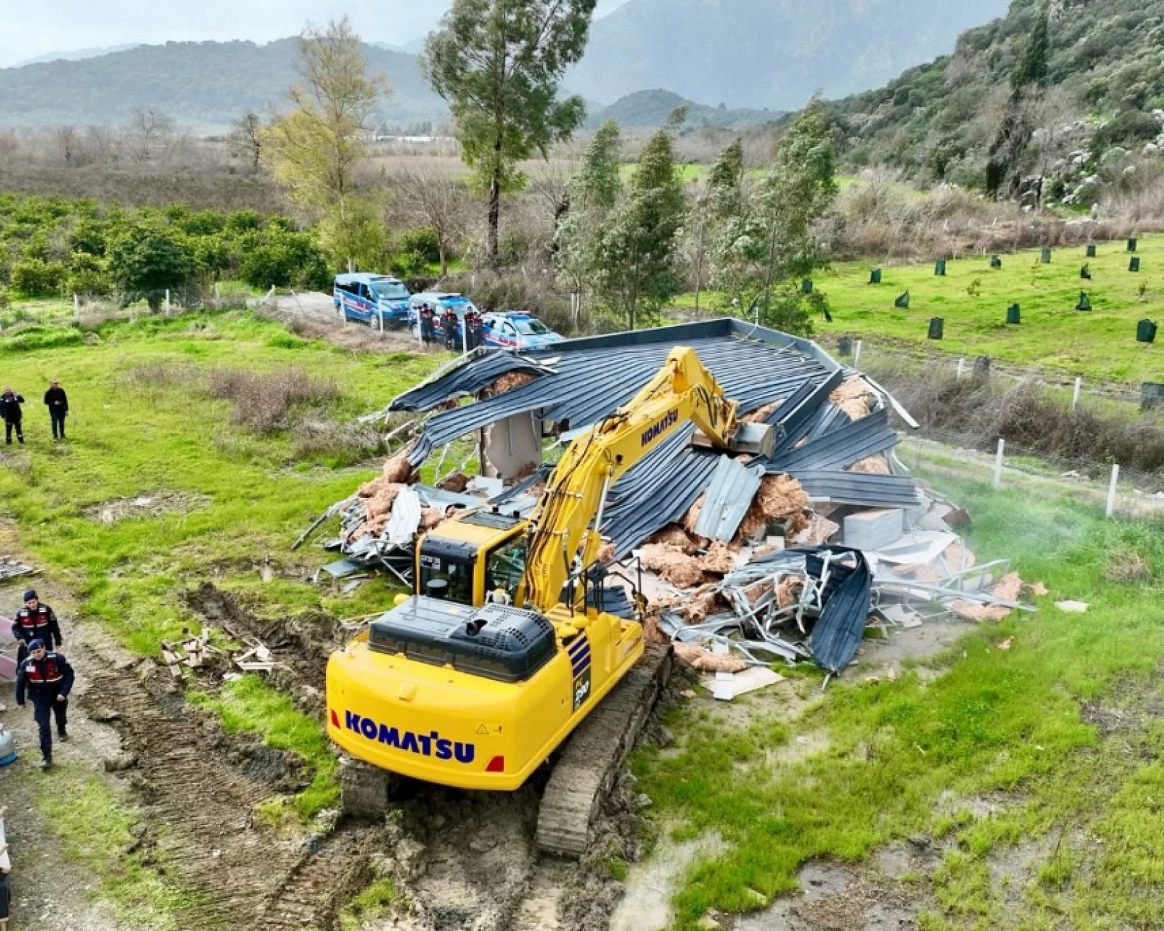 Muğla'da imara aykırı yapılar yıkılıyor