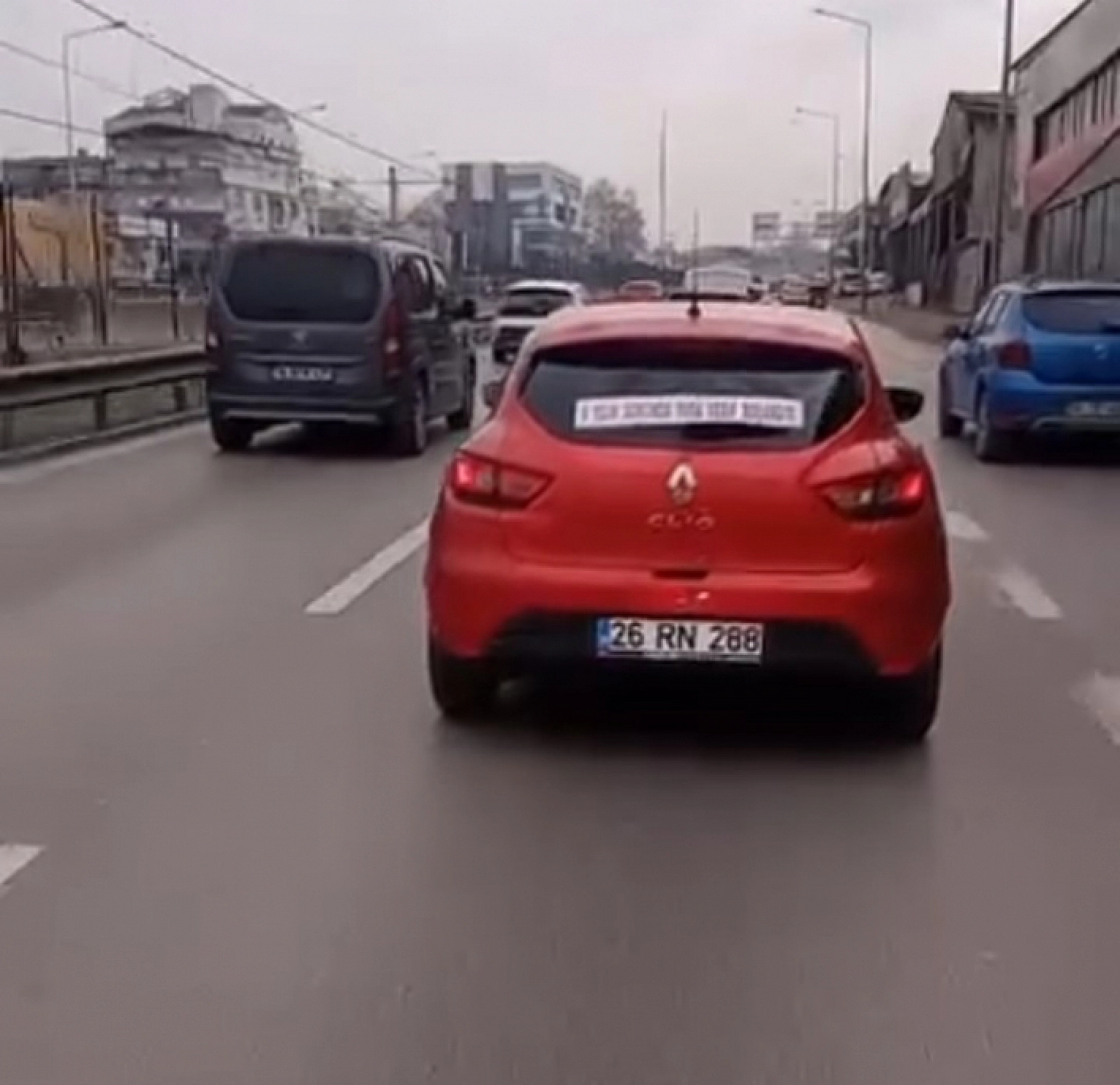 Boşanmayı düğün gibi kutladı: İlginç otomobil süslemesi güldürdü