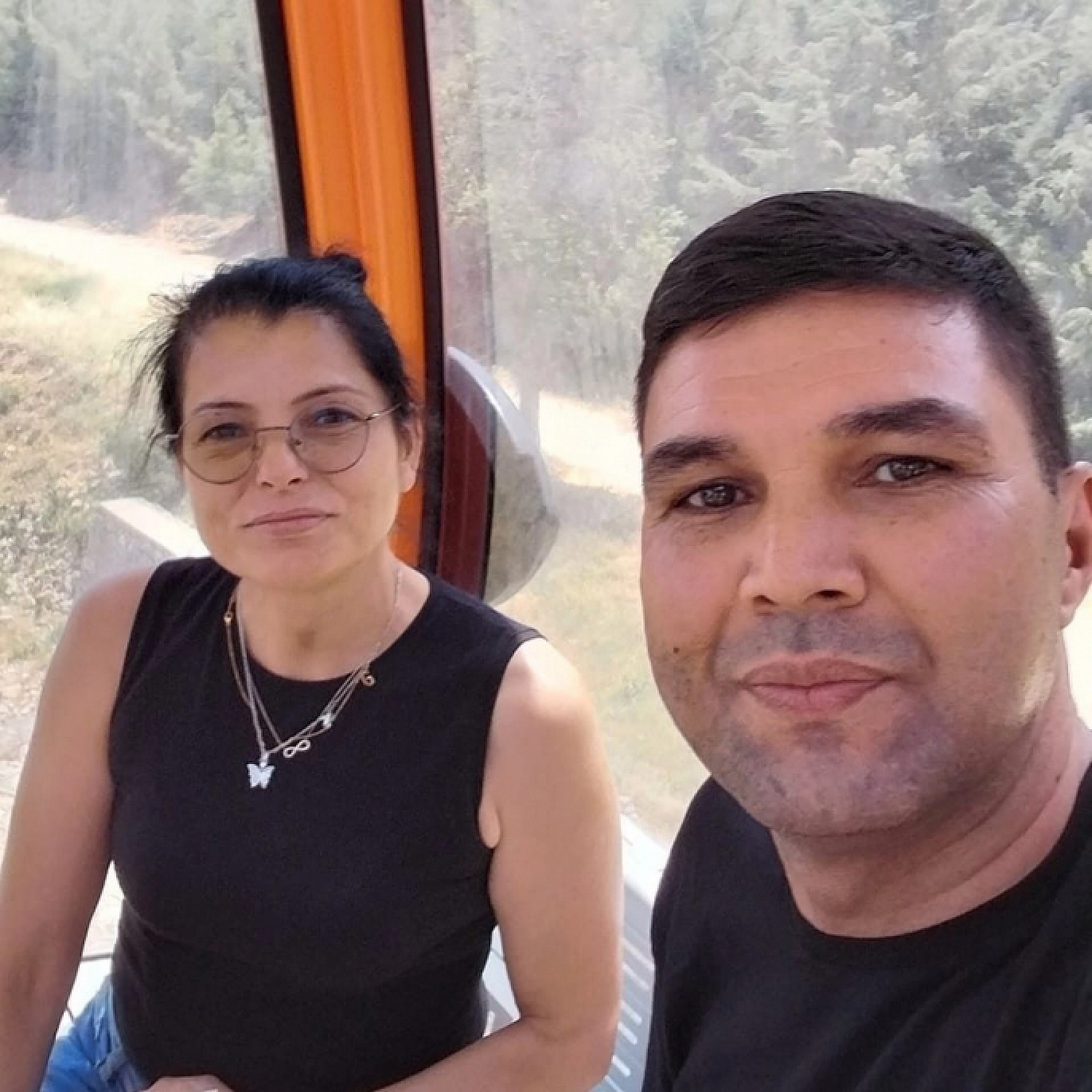 Kafasına şişe ile vurup sırtından bıçaklayarak öldürdü