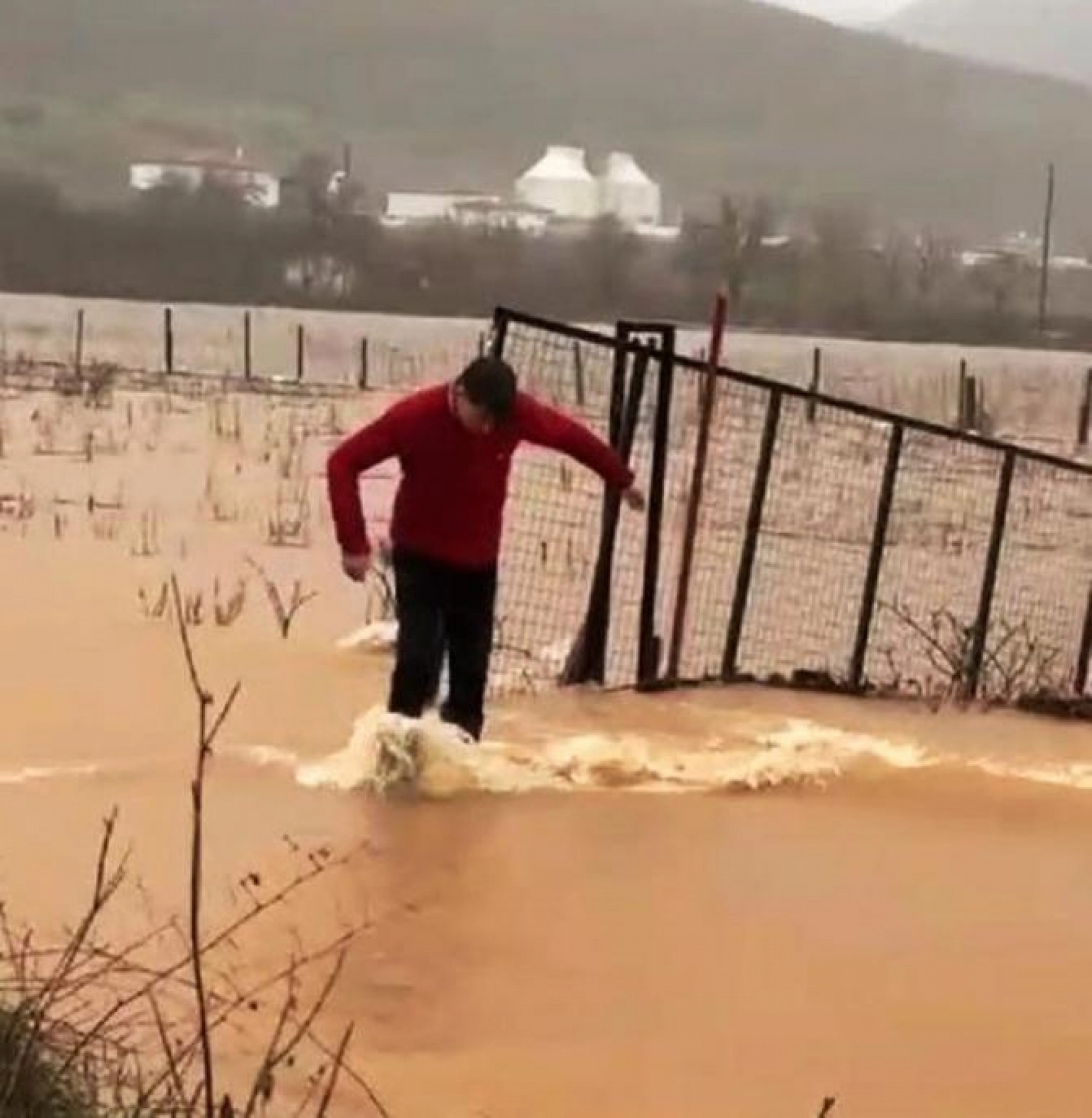 Aşırı yağıştan araç suya gömüldü, facianın eşiğinden dönüldü