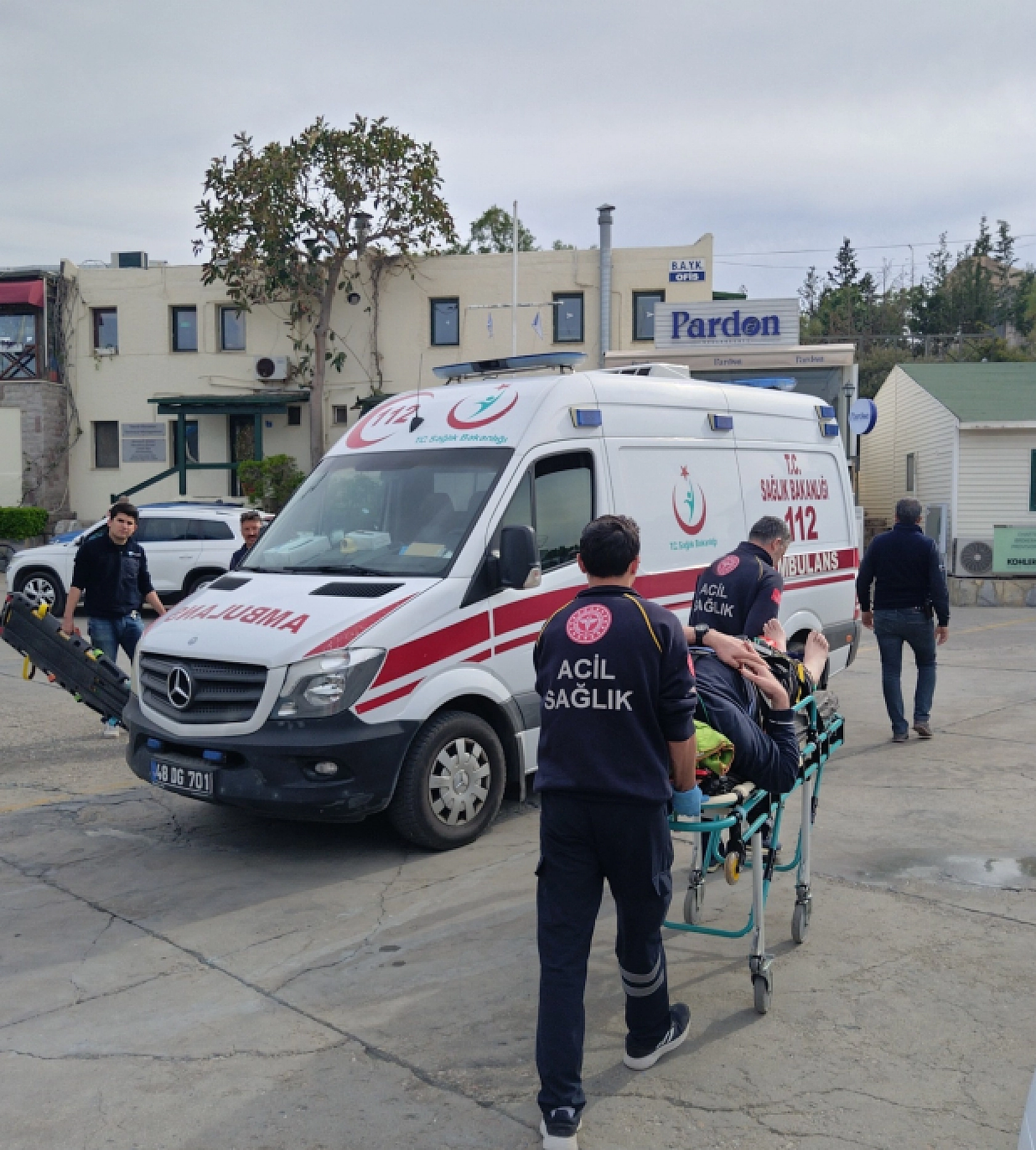 Yunanistan'da teknede düşerek yaralanan kişi deniz ambulansıyla Bodrum'a getirildi