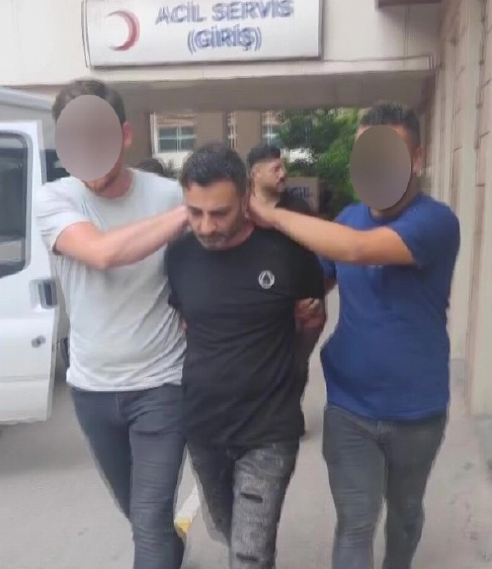 Firari katil, 18 yıl sonra çöp atarken aynı polislere yakalandı