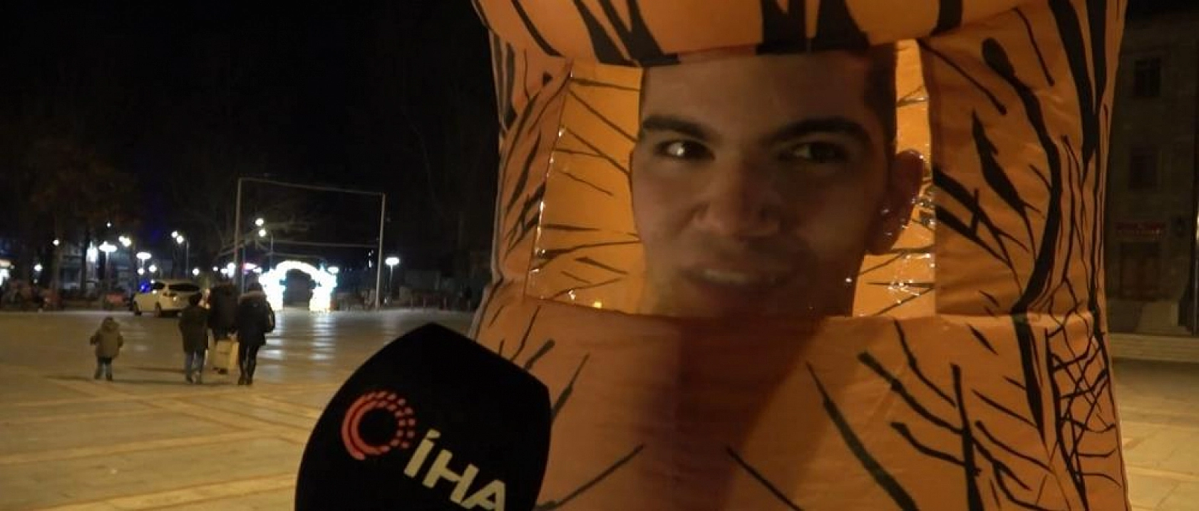 GBT'ye takılan dinozor kostümlü genç, polis ekiplerini hem şaşırttı hem gülümsetti