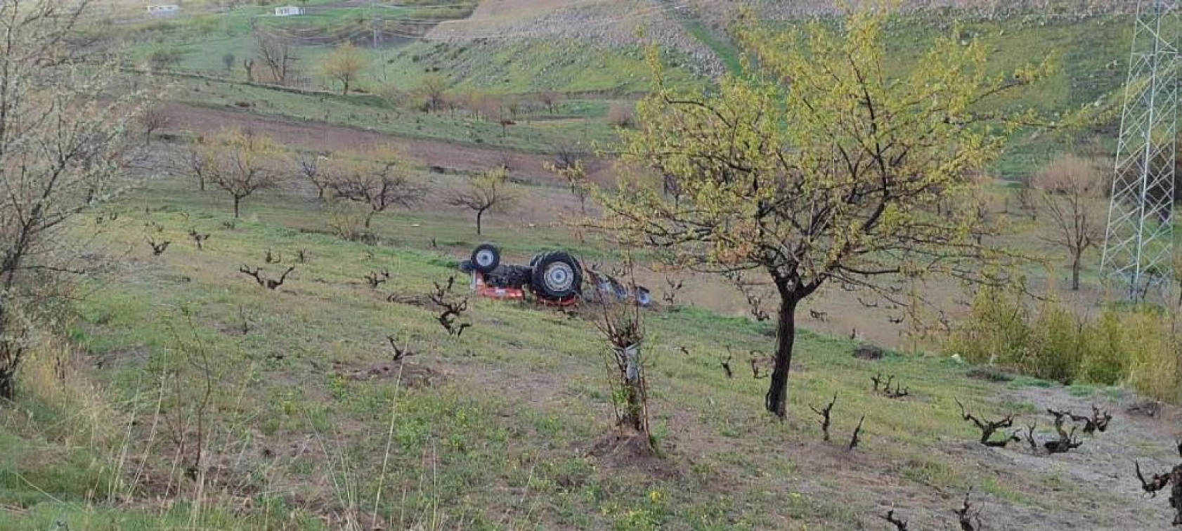 Traktörün altında kalan sürücü hayatını kaybetti
