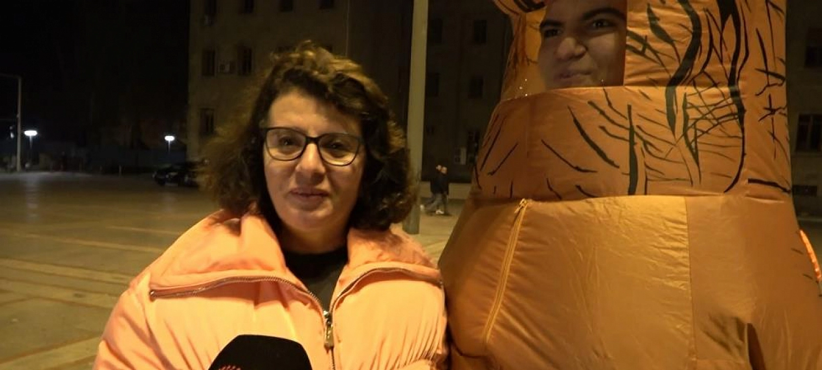 GBT'ye takılan dinozor kostümlü genç, polis ekiplerini hem şaşırttı hem gülümsetti