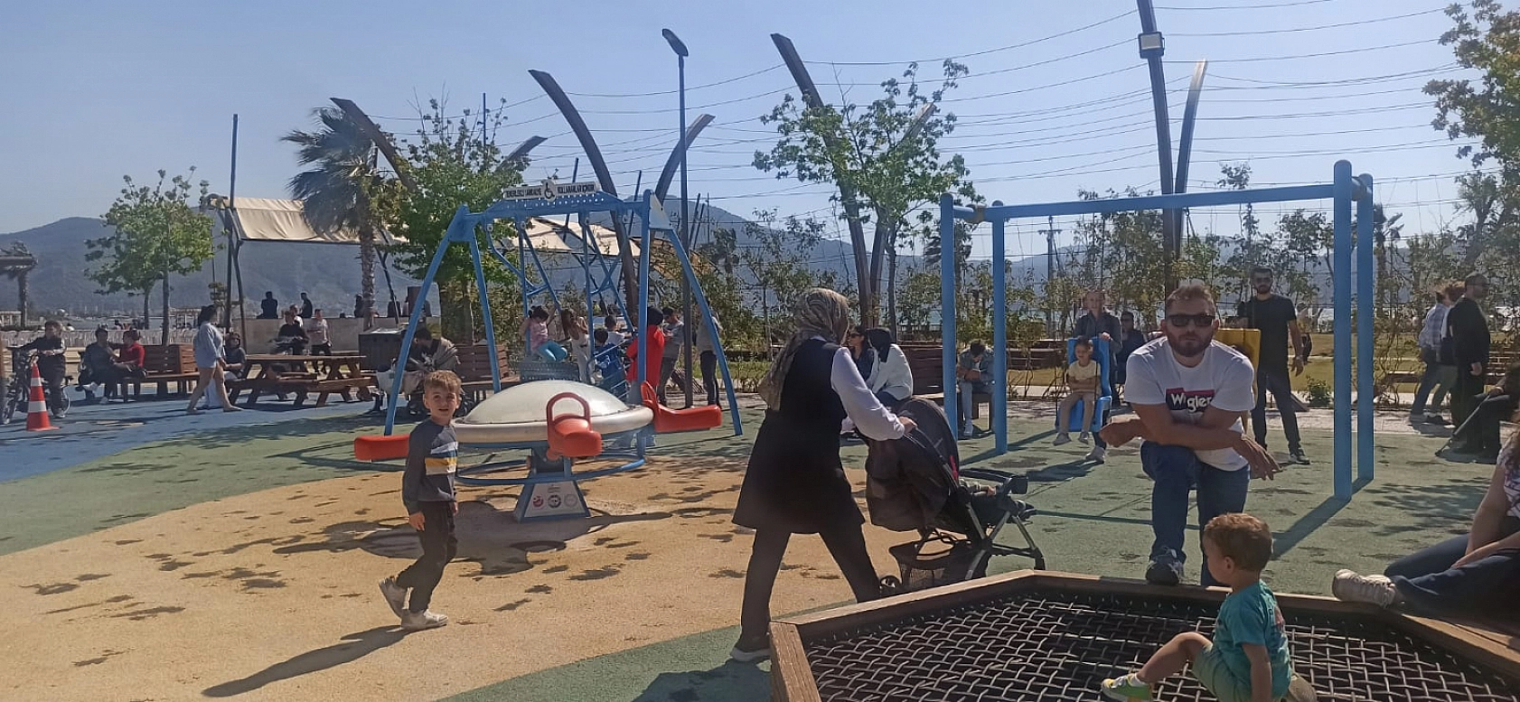 Fethiye'de güzel havayı fırsat bilen çocuklar Şehit Fethi Bey Parkı'na koştu