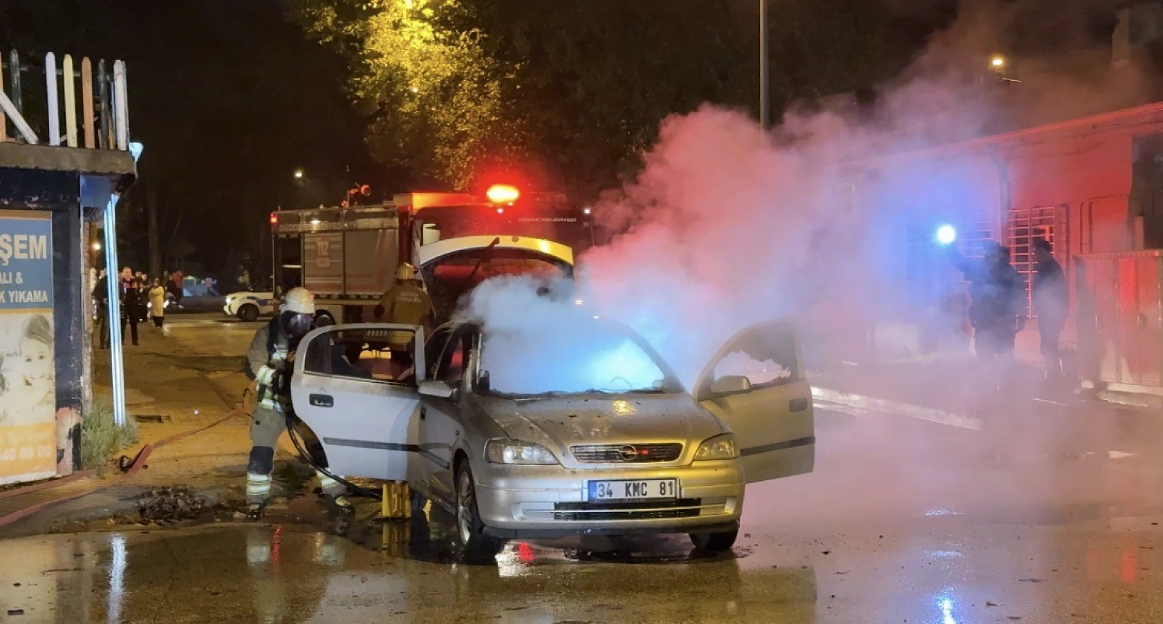 Otomobil alev alev yanarak küle döndü