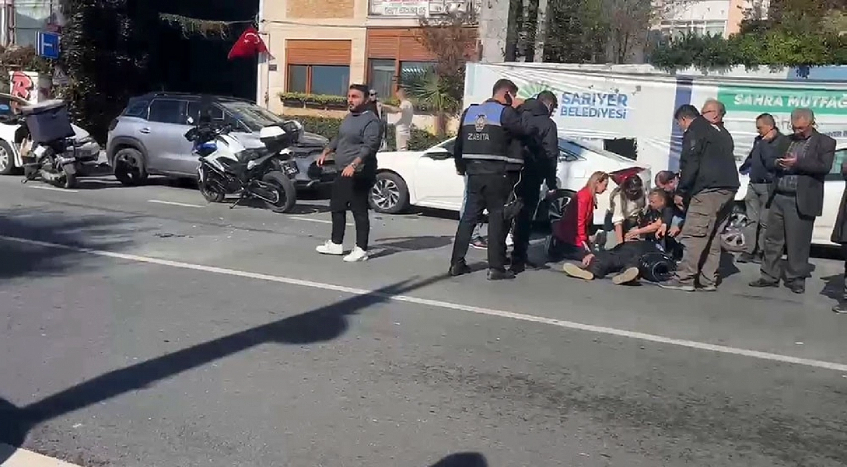 Lüks cipe çarpan motosikletli zabıta yaralandı: Ağlayan kadın sürücü bir an olsun başından ayrılmadı