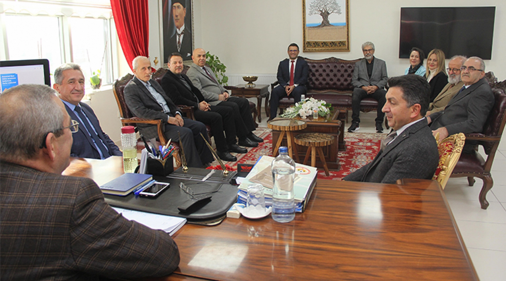 Menteşe Kaymakamı Eriş, emekli öğretmenlere hizmet şeref belgelerini takdim etti