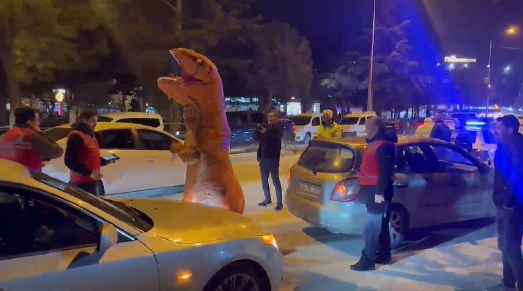 GBT'ye takılan dinozor kostümlü genç, polis ekiplerini hem şaşırttı hem gülümsetti