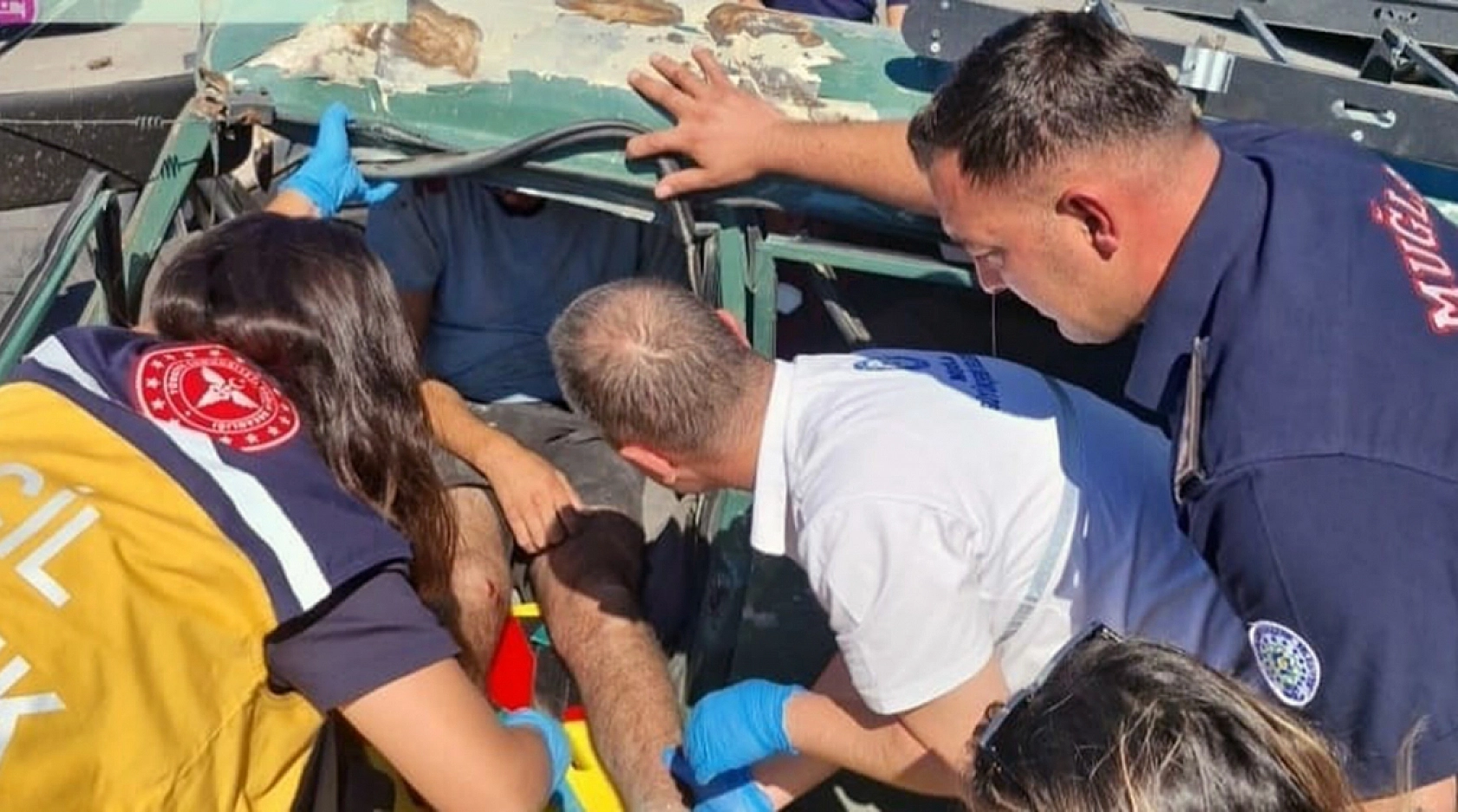 Muğla'da araçta sıkışan vatandaşı itfaiye ekipleri kurtardı