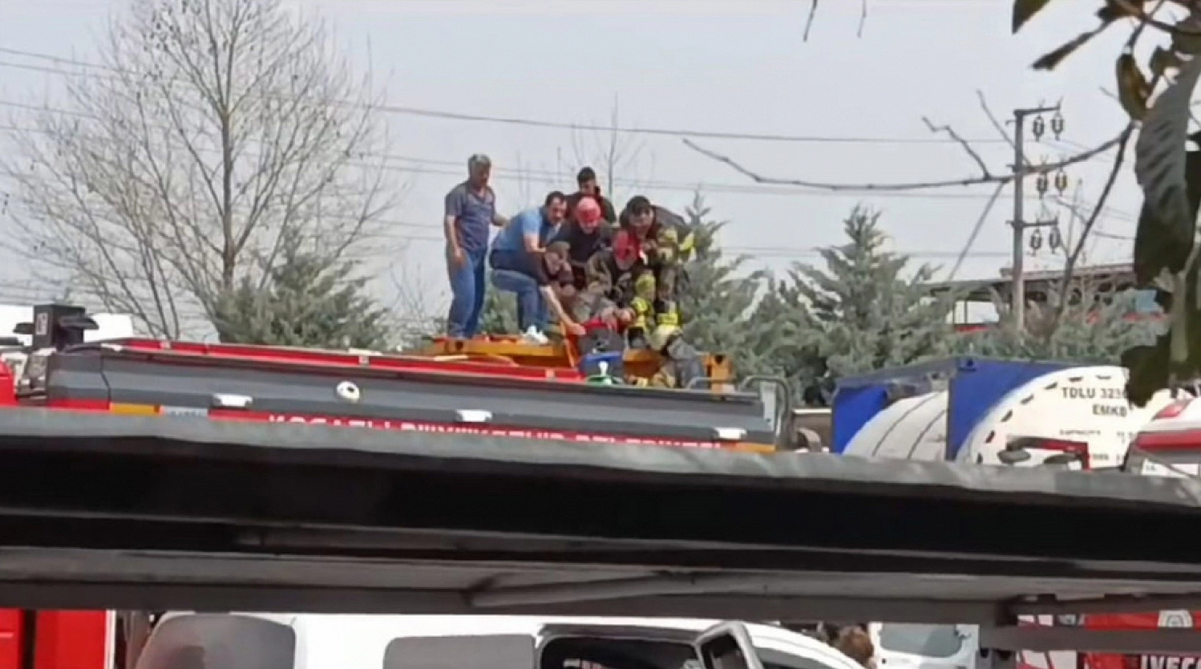 Temizlik yaparken kimyasal tankerinin içine düştü, ağır yaralandı