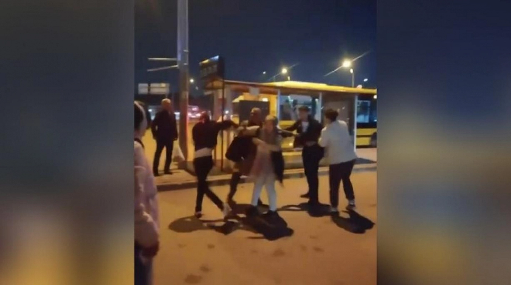 Otobüs şoförü ve yolcusu birbirine girdi çevredekiler zor ayırdı