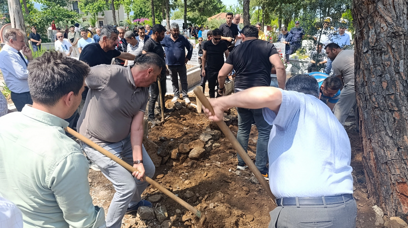 Fethiye'de depremde hayatını kaybeden 14 yaşındaki Afranur son yolculuğuna uğurlandı