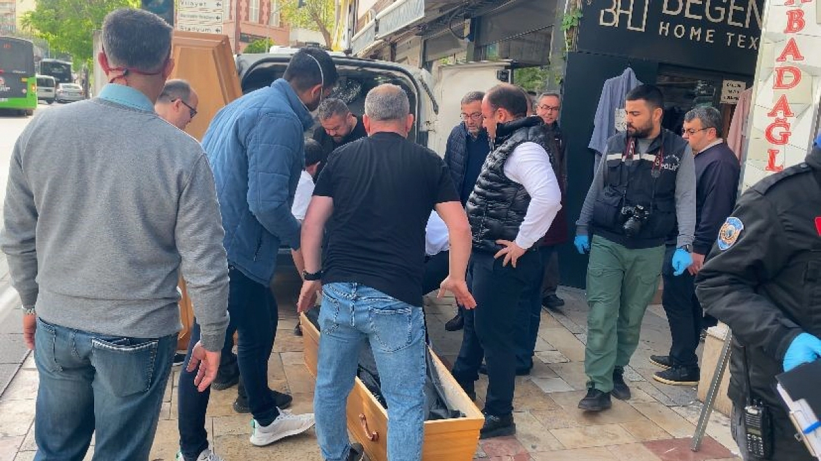 Yaşlı adam iş hanının tuvaletinde ölü bulundu