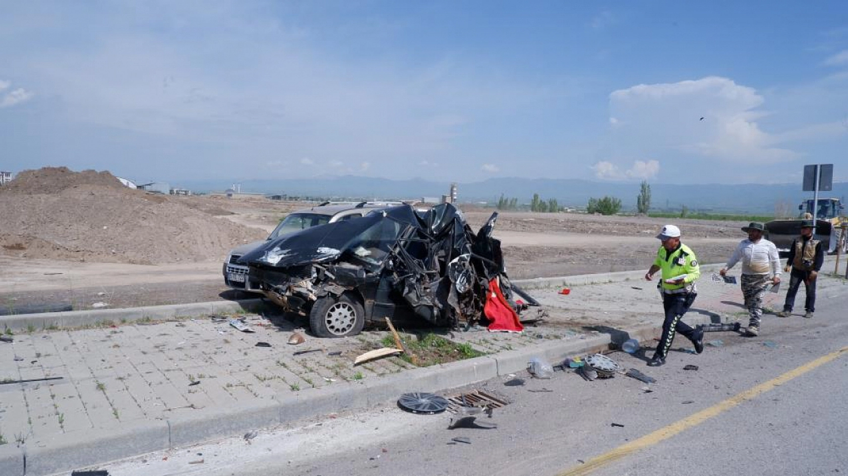 Kontrolden çıkan beton mikseri park halindeki 8 aracı biçti