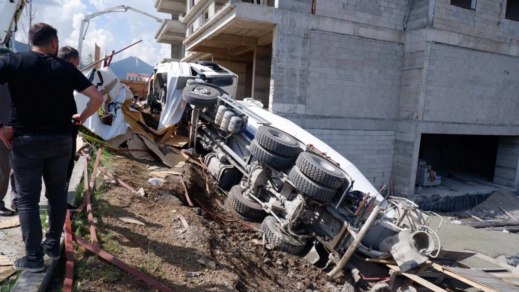 Kontrolden çıkan beton mikseri park halindeki 8 aracı biçti