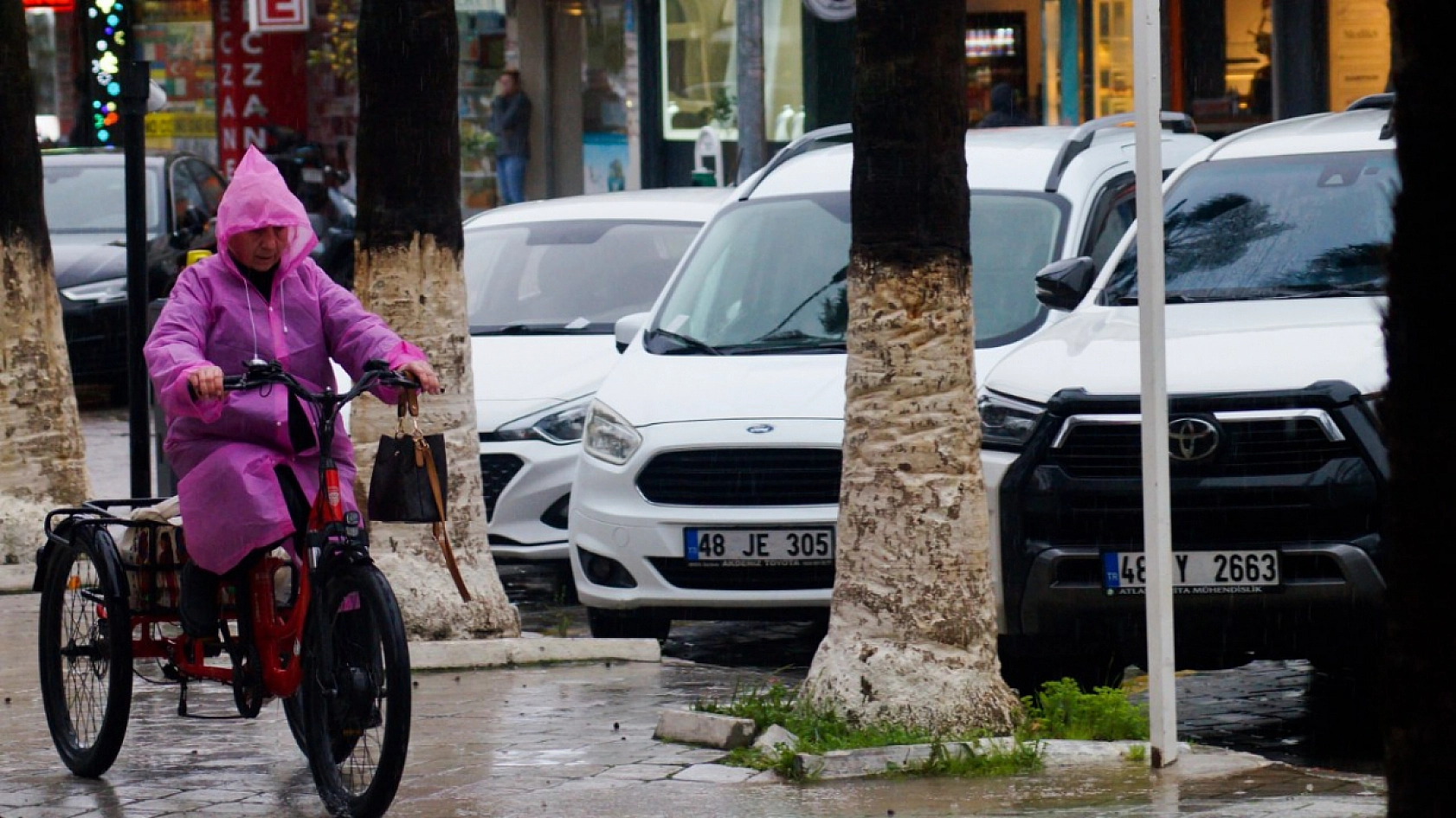 Fethiye'de kuvvetli sağanak ve fırtına gece saatlerine kadar sürecek