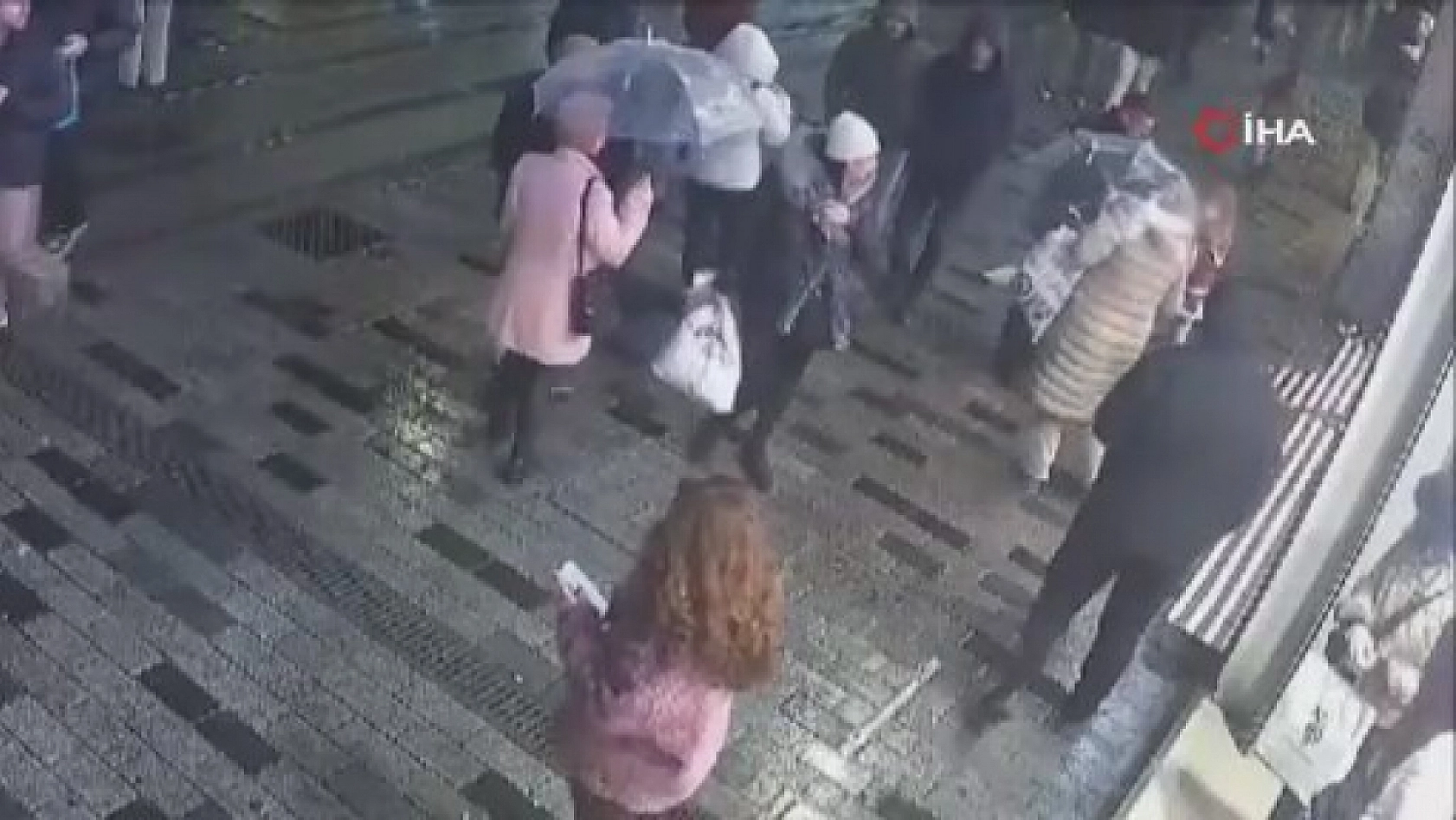 10 yaşında 361 suç kaydı var: Suç makinesi çocuk bu kez de telefon çalarken yakalandı