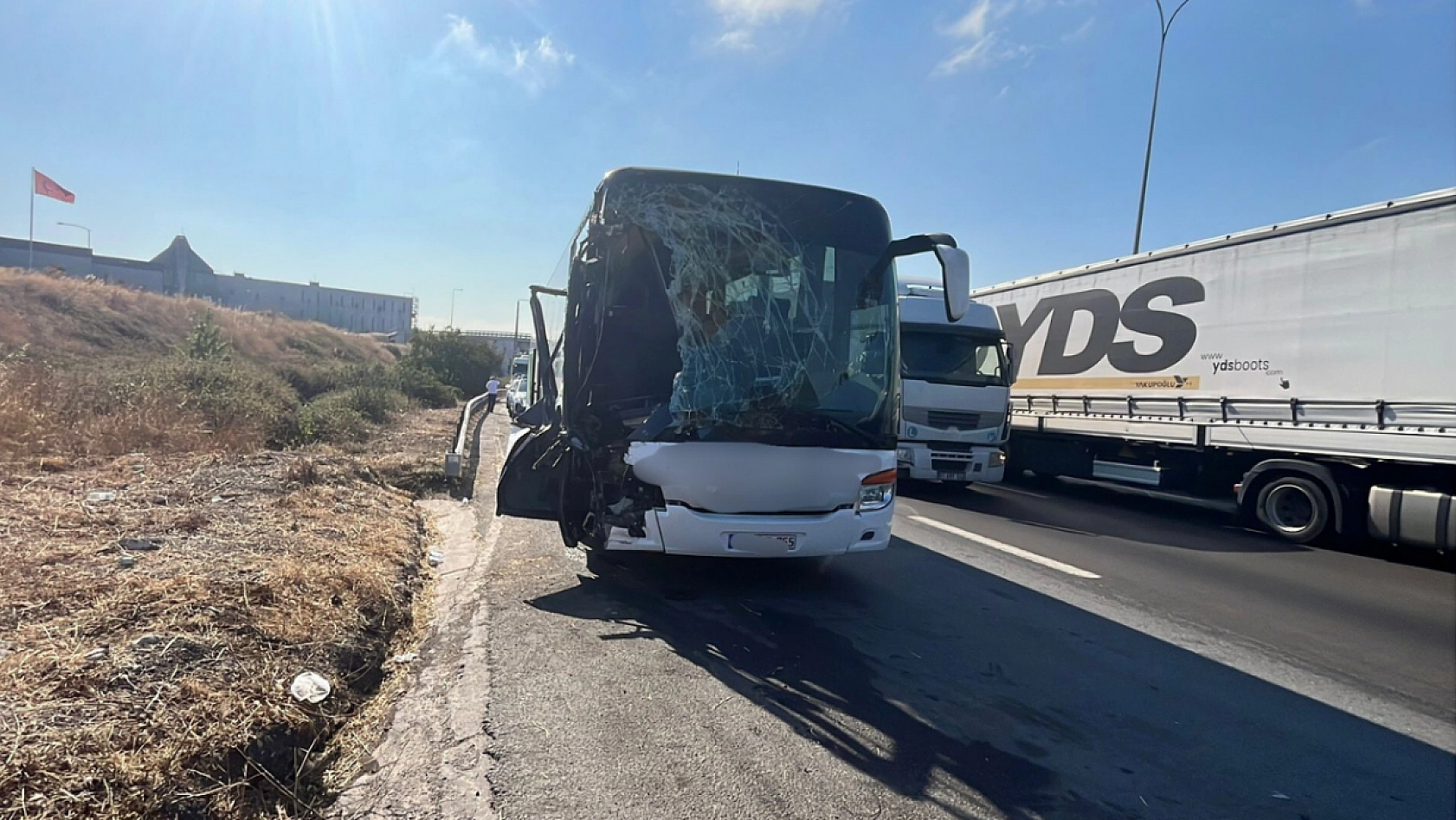 TEM'de yolcu otobüsü kamyona çarptı: 1'i ağır 7 yaralı