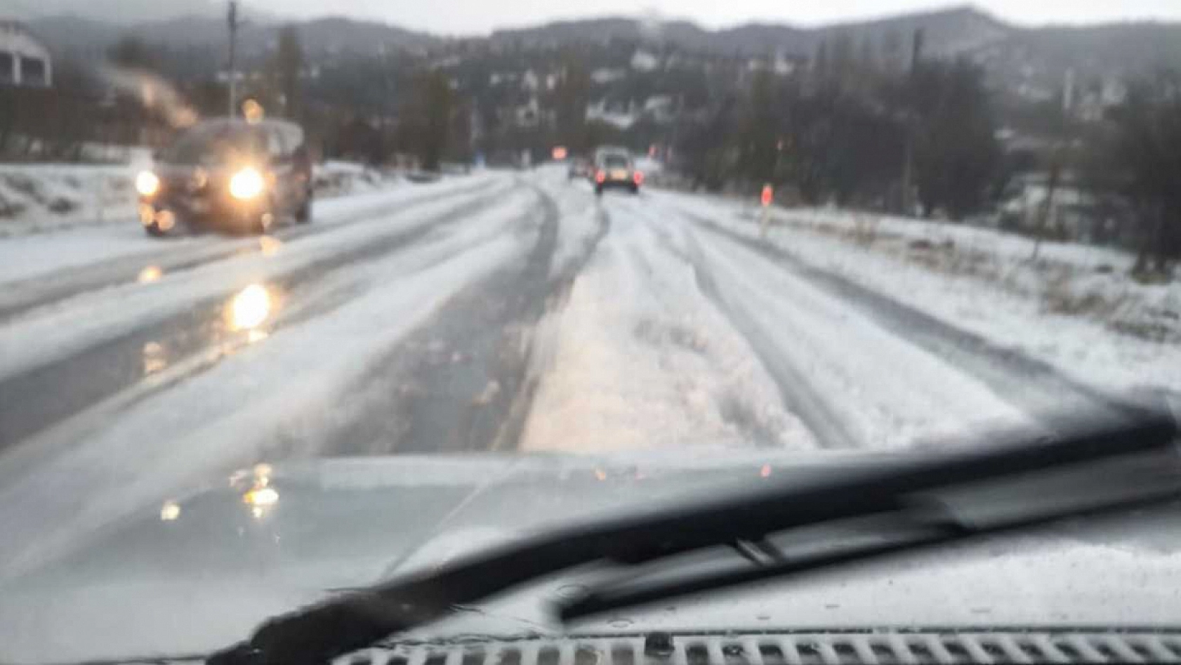 Seydikemer'in Yayla Karaçulha Mahallesi'nde dolu yağışı: Ortalık beyaza büründü