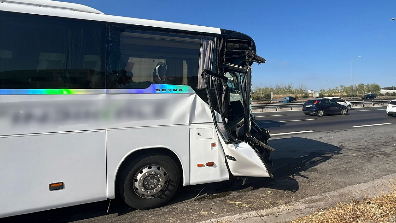 TEM'de yolcu otobüsü kamyona çarptı: 1'i ağır 7 yaralı