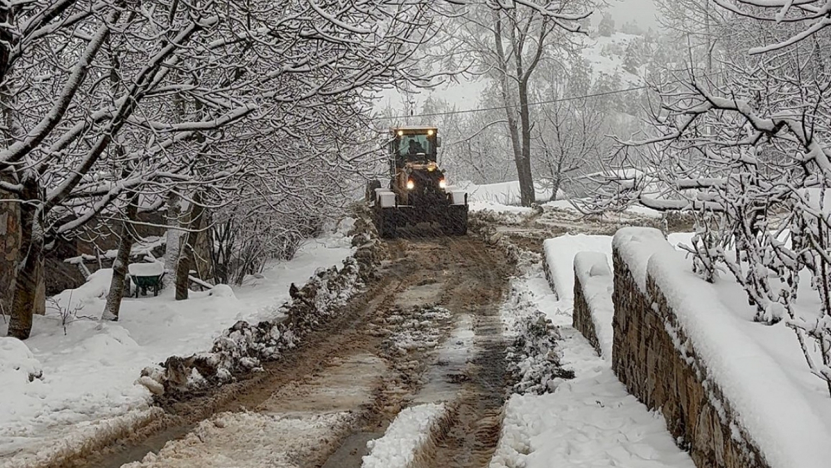 Fethiye Nif Mahallesi'nde karla mücadele: Kapanan yollar ulaşıma açıldı