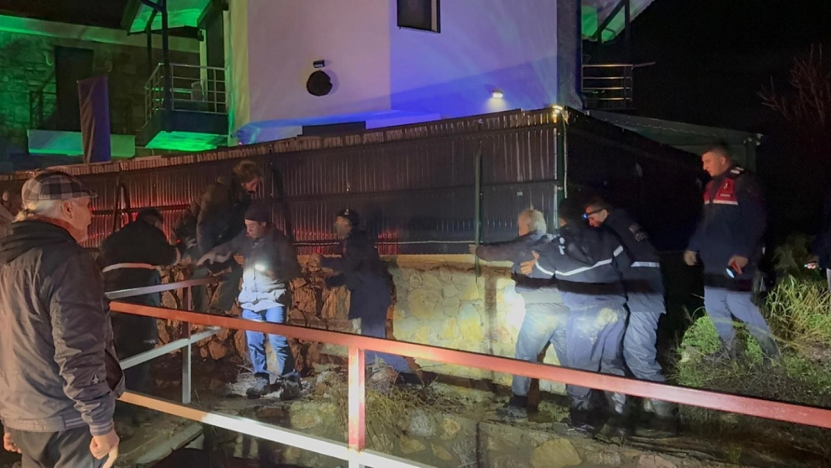 Datça'da sele kapılan sürücü, çalıya tutunarak hayatta kaldı