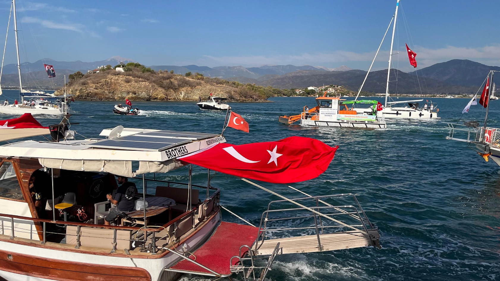 Fethiye'de tekne kortejiyle 29 Ekim coşkusu