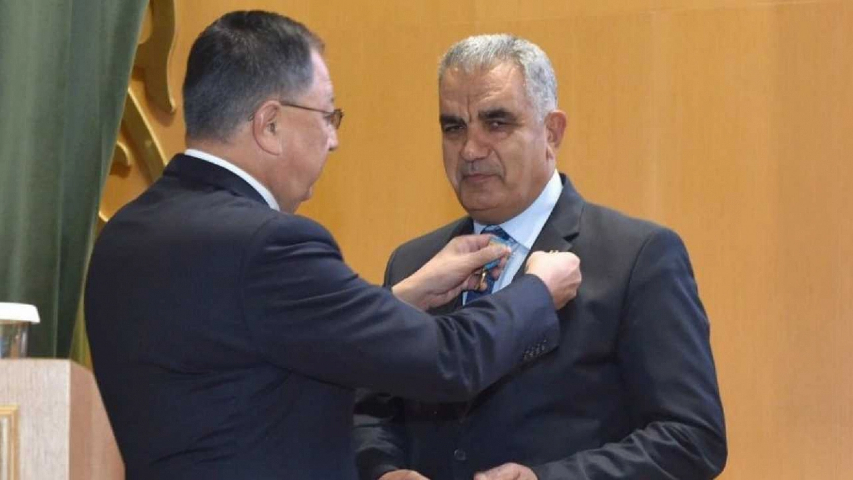 MSKÜ öğretim üyesi Prof. Dr. Koç'a Kazakistan'da 'Hizmet Nişanı' verildi