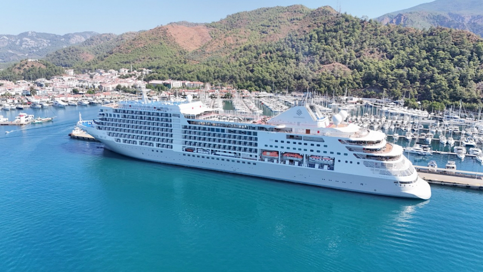 'Silver Muse' kruvaziyeri 553 yolcusuyla Marmaris'te