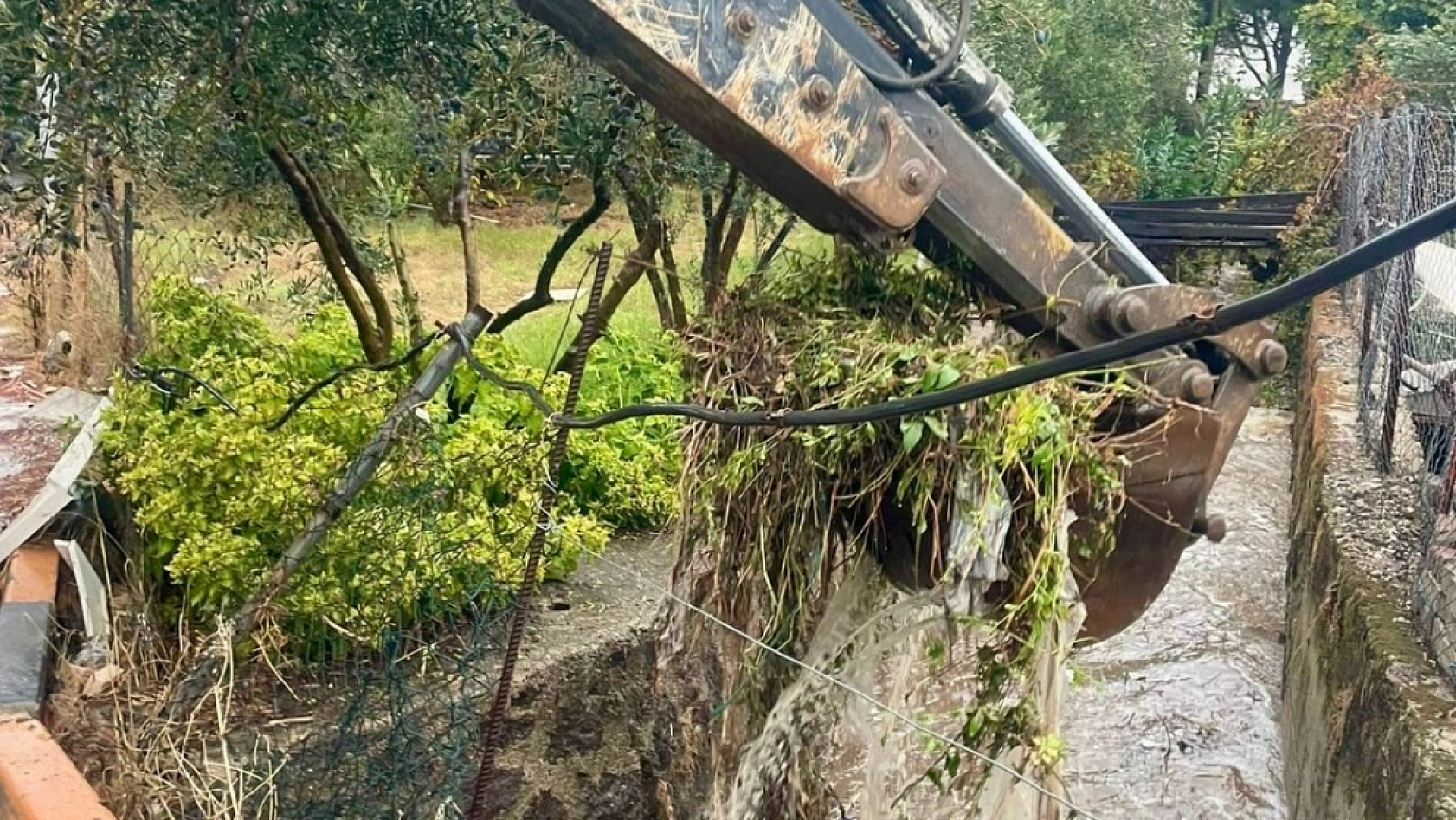 Başkan Aras 'Su Baskınlarını Önleyecek Tedbirlerimizi Alıyoruz'