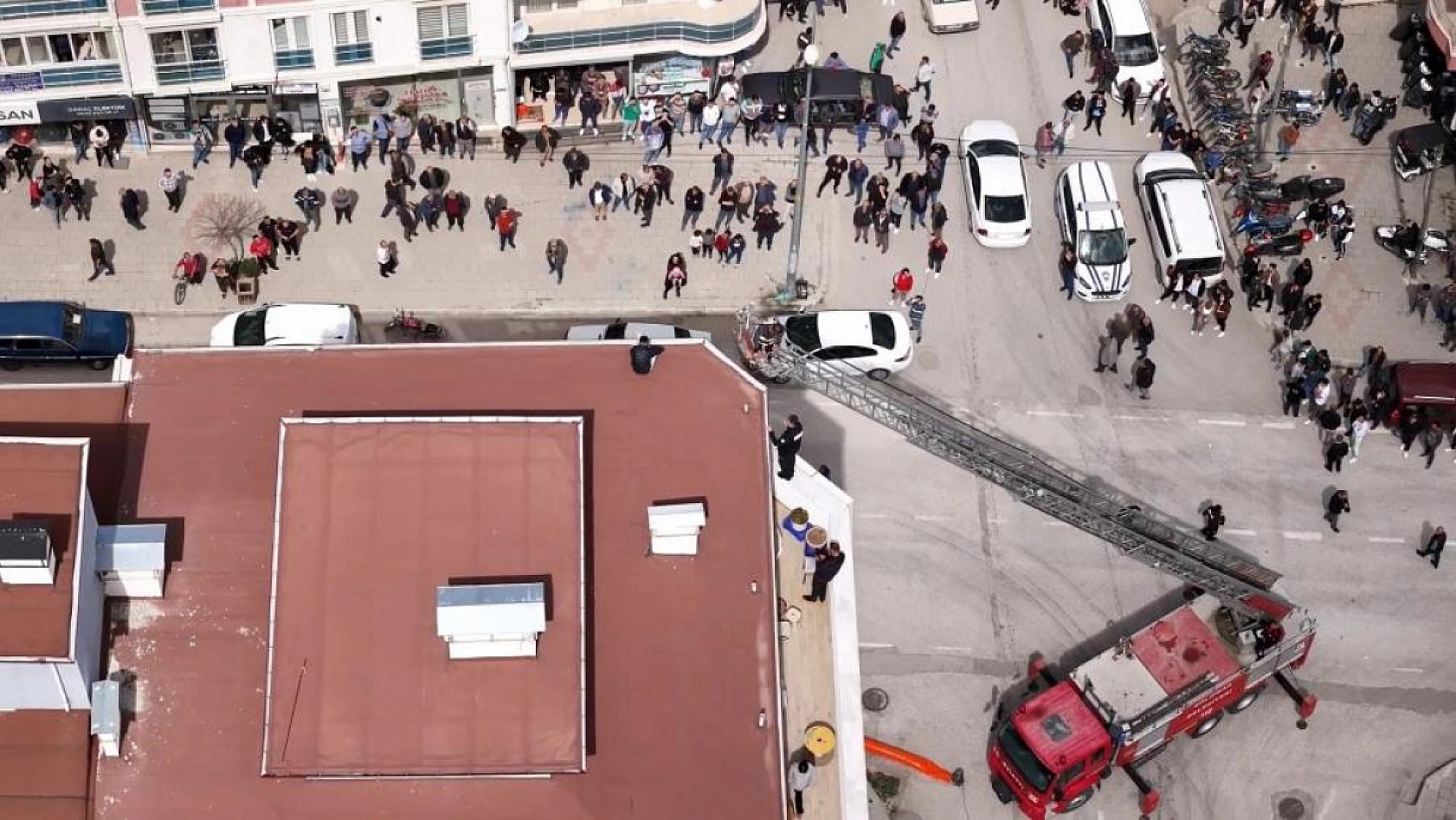 Eşi çocuklarını göstermiyor diye çatıya çıkan genç, aynı akşam eşini darp etti