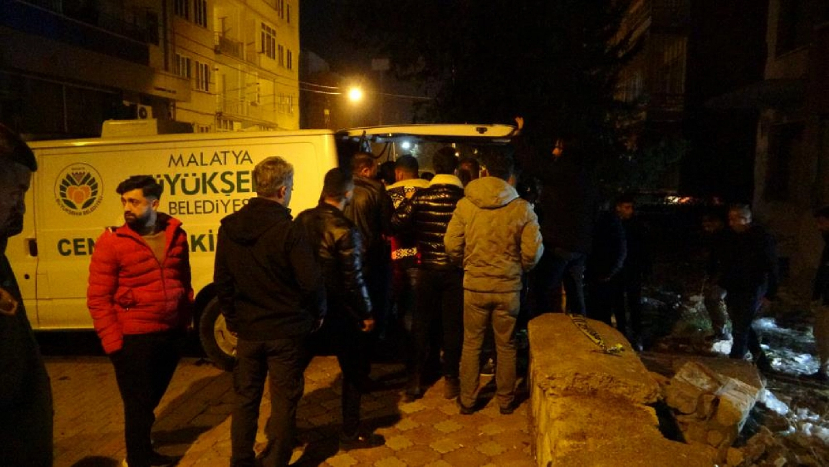 Hasarlı binada erkek cesedi bulundu