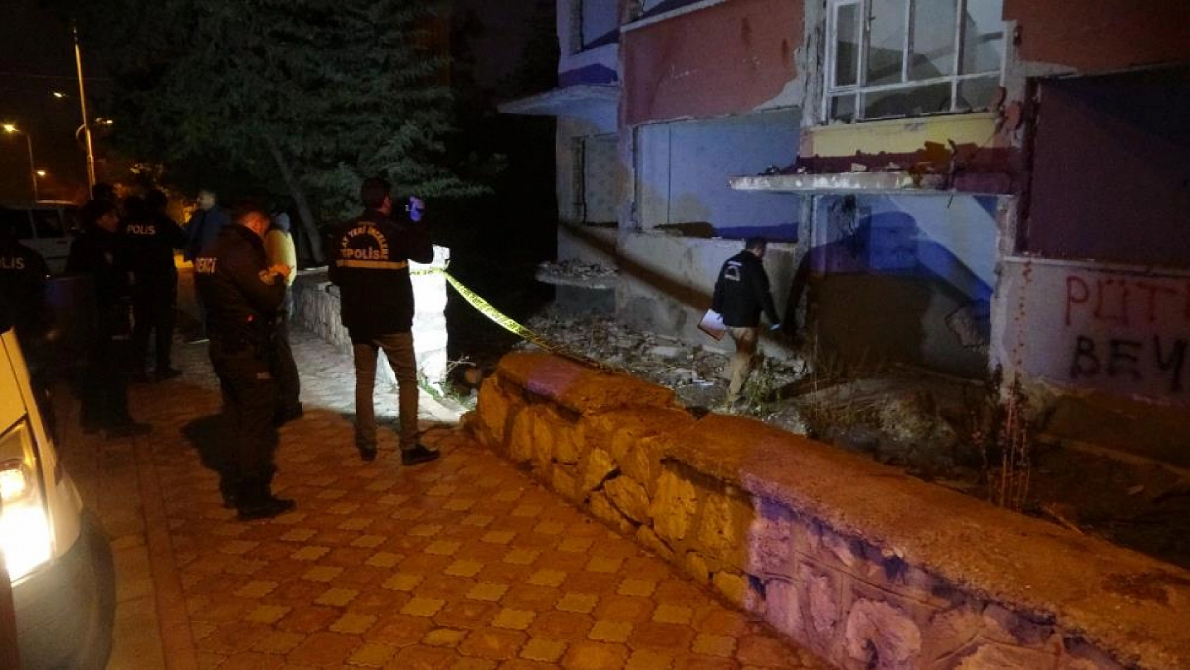 Hasarlı binada erkek cesedi bulundu