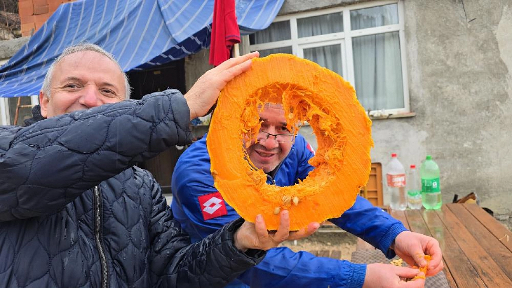 Bahçesinde yetişen 40 kiloluk dev kabağı motorlu testereyle kesebildi
