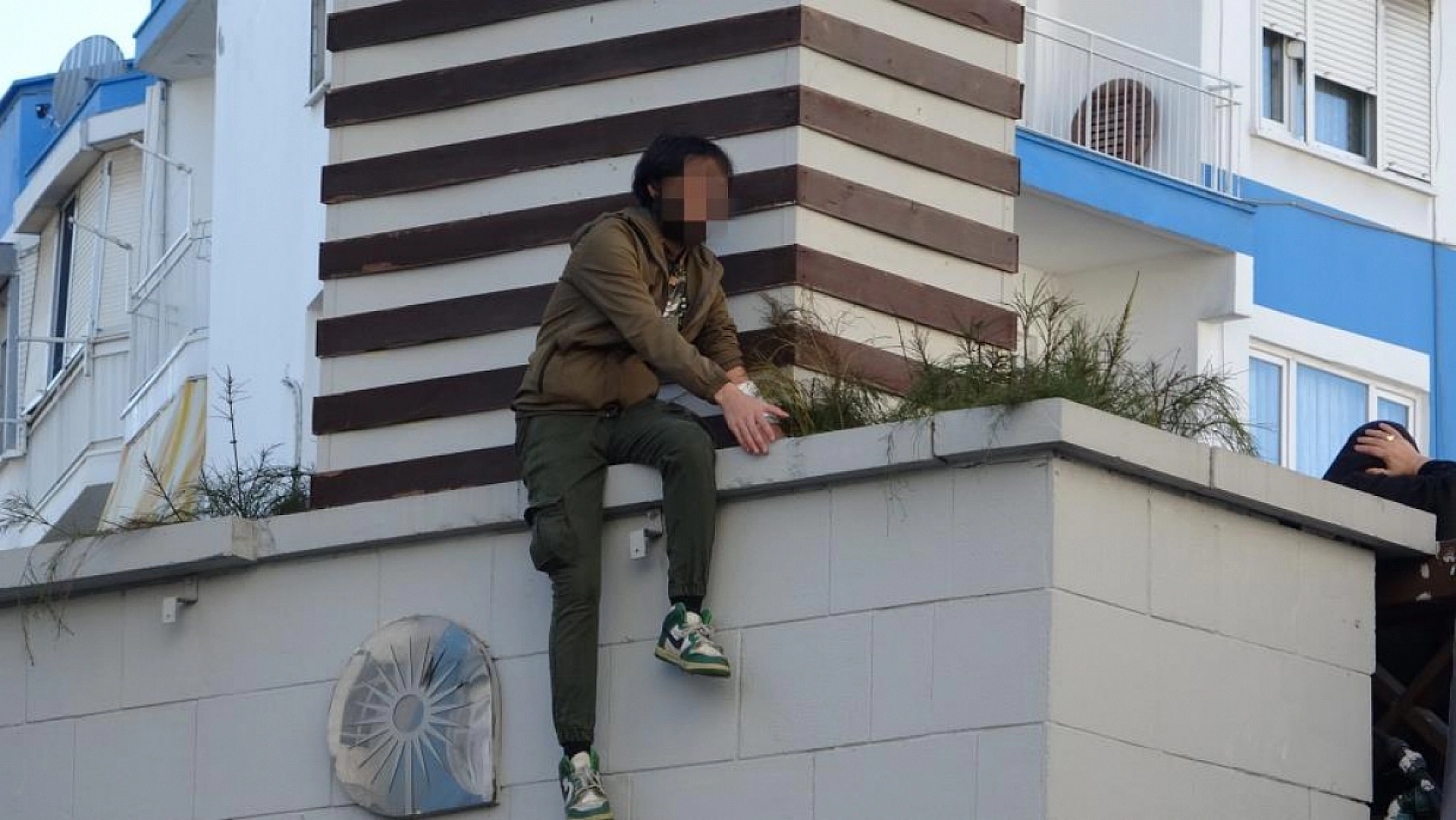 Vatandaşlar otobüs seferlerini bıraktı, üst geçide çıkan genç için seferber oldu