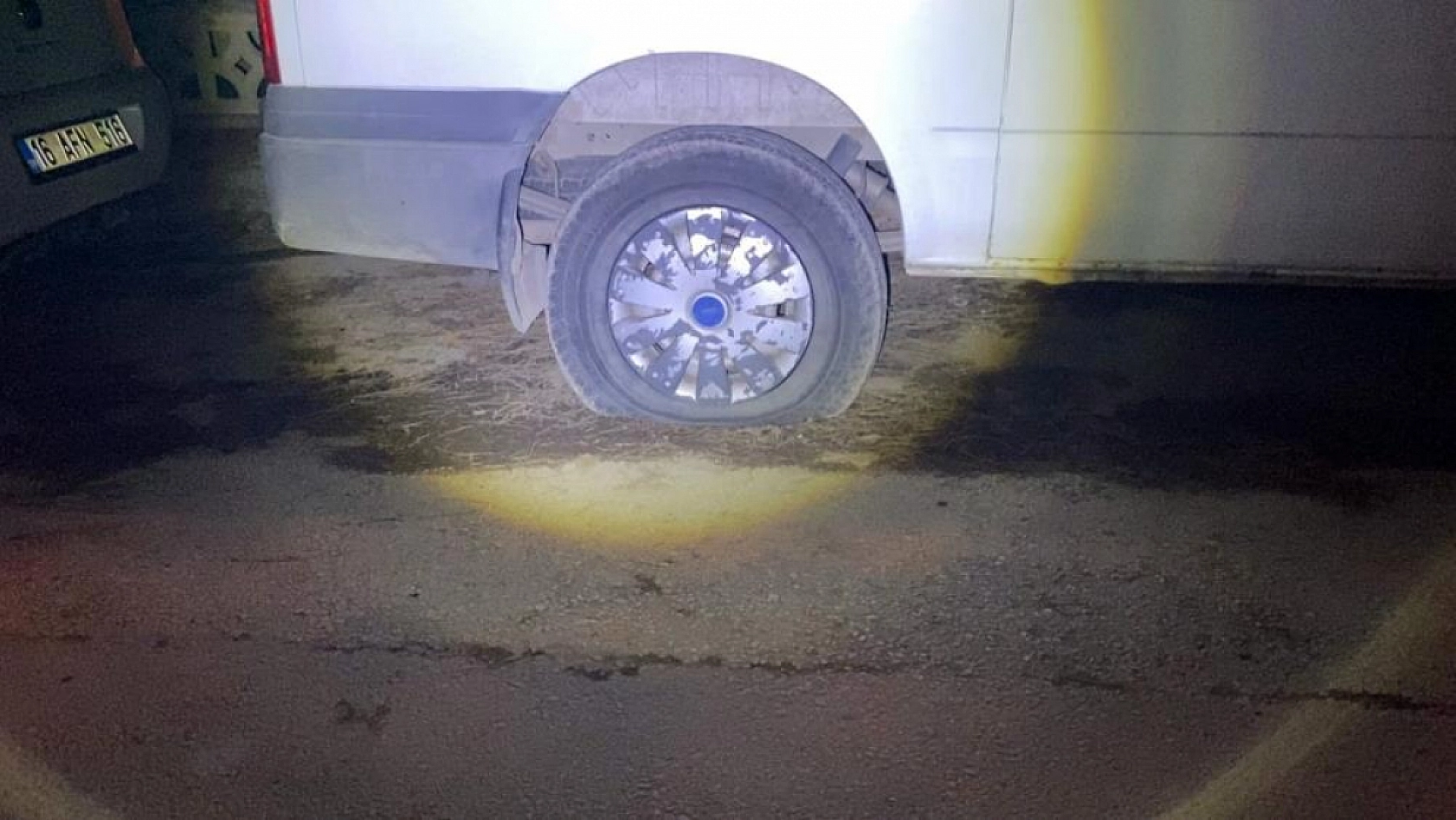 Hem park halindeki araçların lastiklerini hem de kendini kesti