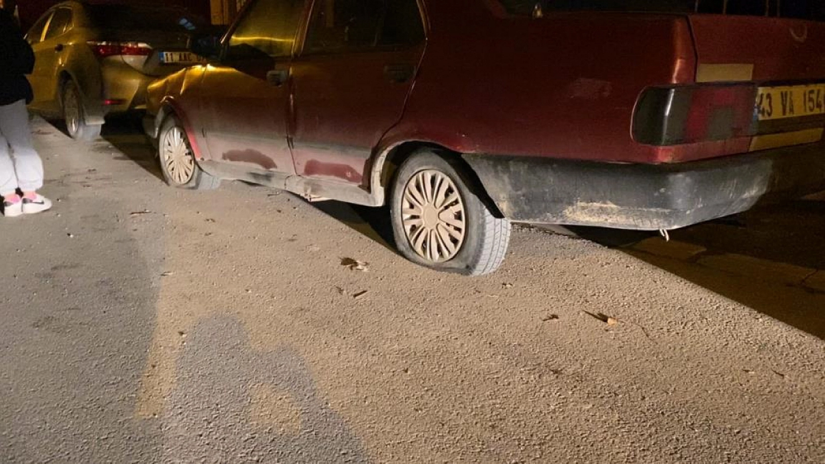 Hem park halindeki araçların lastiklerini hem de kendini kesti